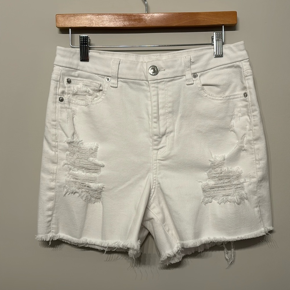 American Eagle 🦅 Women’s White Distressed Shorts 8